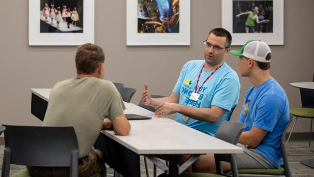 a student meets with a 赌钱app可以微信提现 admissions representative